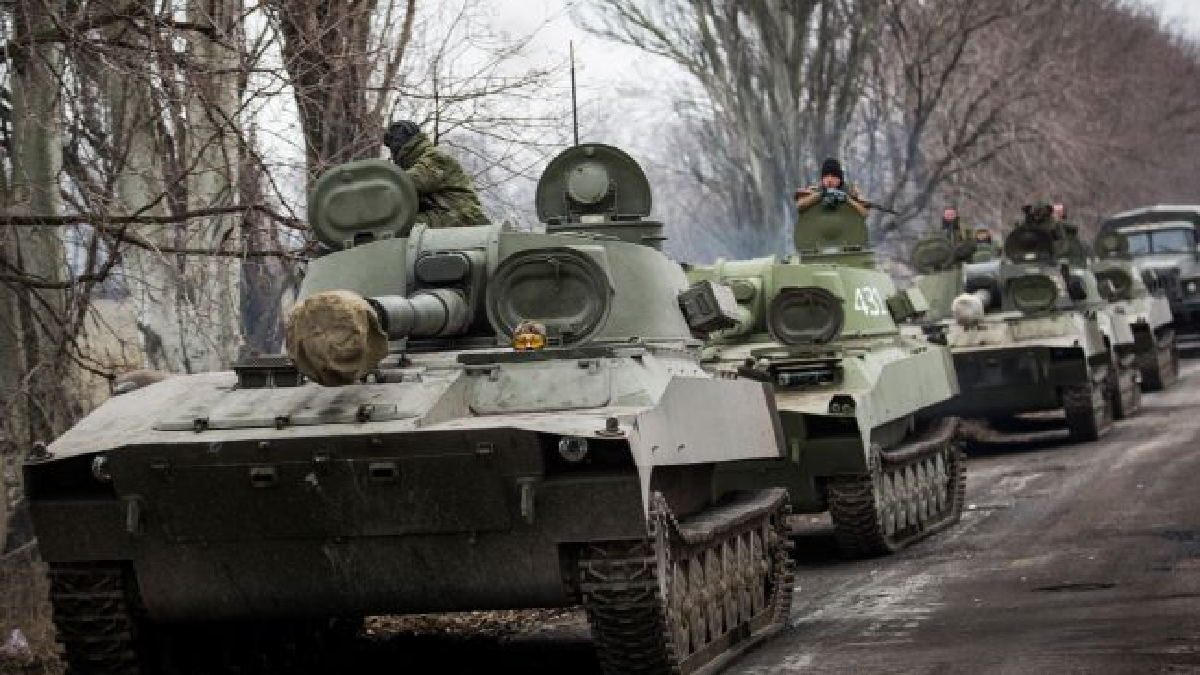 RF, Ukrainanıñ sıñırları yanında ve işğal etilgen Qırımda atışlarnen tank oqutuvlarnı keçirdi 